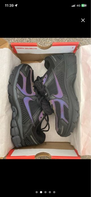 Nike Vomero 5 negras.