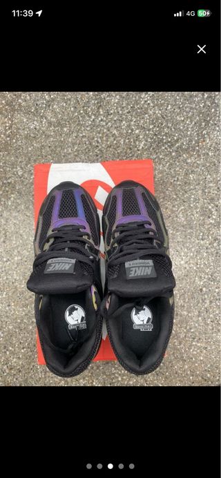 Nike Vomero 5 negras.