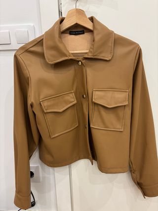 Chaqueta efecto piel marrón