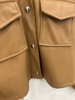 Chaqueta efecto piel marrón