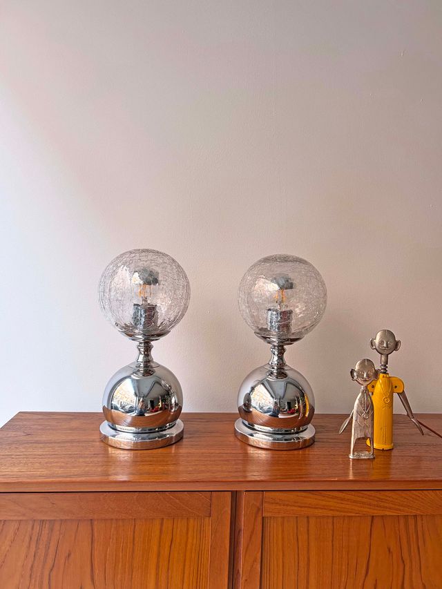 PAREJA DE LÁMPARAS CROMADAS DE MESILLA, AÑOS 70