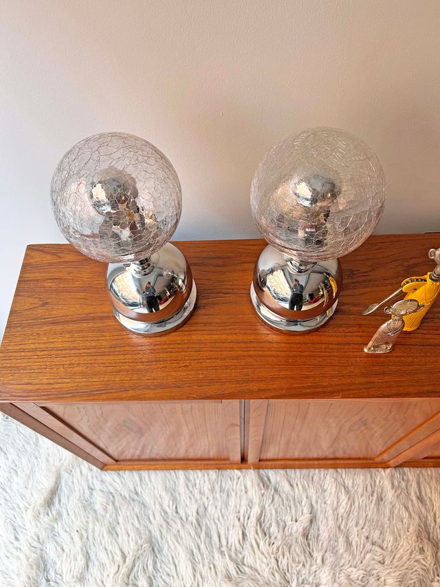 PAREJA DE LÁMPARAS CROMADAS DE MESILLA, AÑOS 70