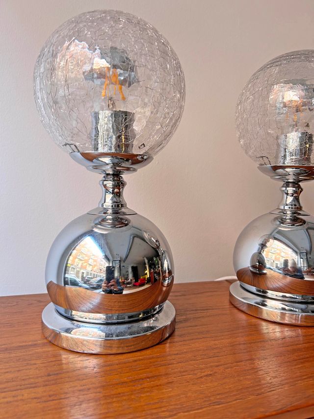 PAREJA DE LÁMPARAS CROMADAS DE MESILLA, AÑOS 70