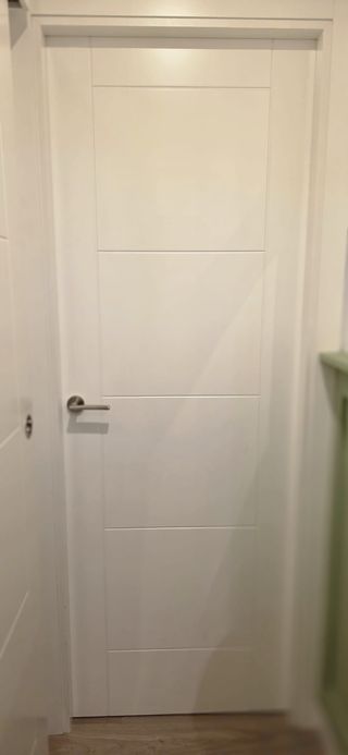 Puerta madera blanca paso