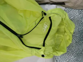 Chubasquero amarillo brillante