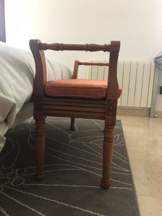 Banco de madera con cojín naranja