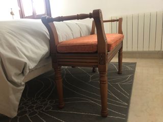 Banco de madera con cojín naranja