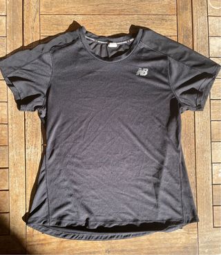 Camiseta deportiva New Balance negra