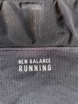 Camiseta deportiva New Balance negra