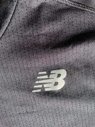 Camiseta deportiva New Balance negra