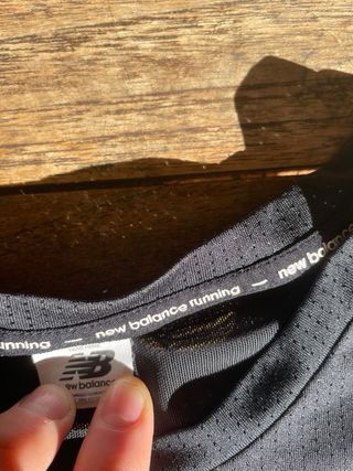 Camiseta deportiva New Balance negra