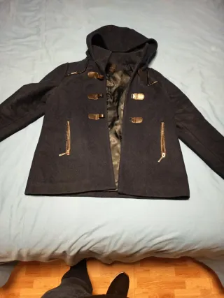 Abrigo Tintoretto Negro con Detalles Dorados