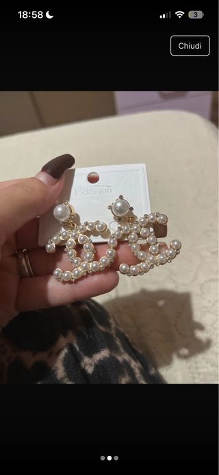 Orecchini dorati con perle