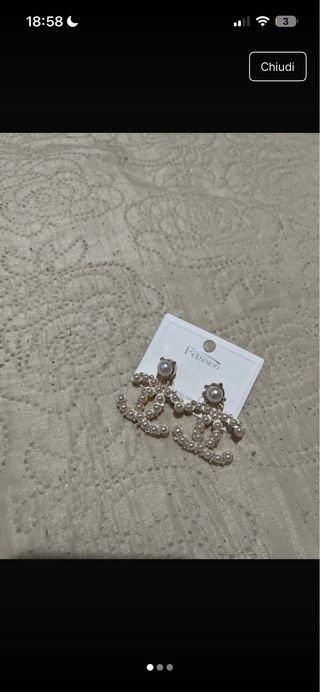 Orecchini dorati con perle