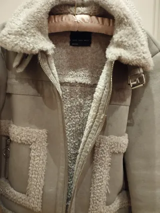 Cazadora ante Stradivarius gris.