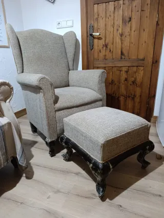 Sillón orejero con patas isabelinas y puff