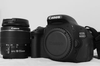 Cámara Canon EOS 600D + Objetivo 18-55mm ,cargador