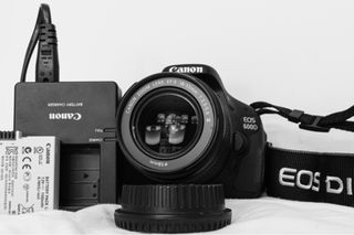 Cámara Canon EOS 600D + Objetivo 18-55mm ,cargador