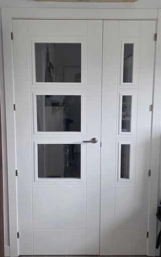 Puerta doble blanca con cristal