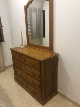 Cómoda de madera con espejo