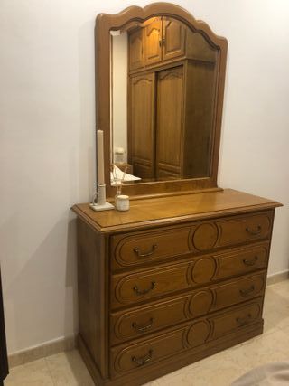 Cómoda de madera con espejo