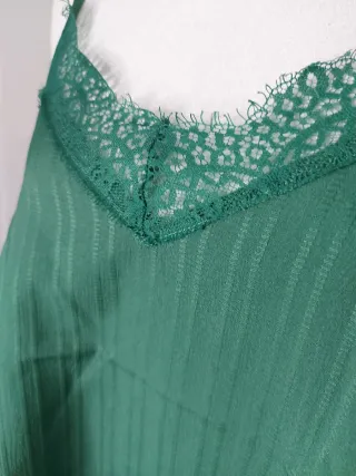 Camiseta verde con encaje