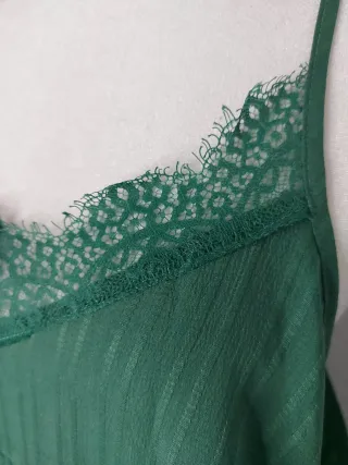 Camiseta verde con encaje