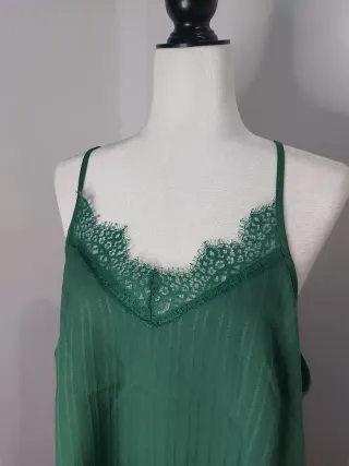 Camiseta verde con encaje
