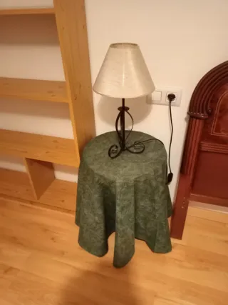 Mesita auxiliar con lámpara