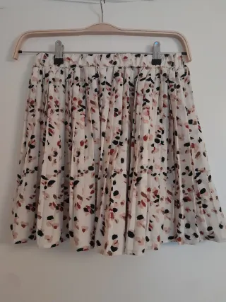 Mini falda plisada estampada con lunares