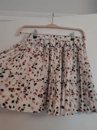 Mini falda plisada estampada con lunares