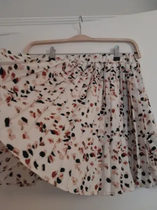 Mini falda plisada estampada con lunares