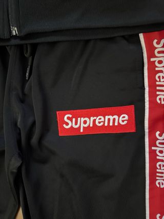 Chándal Supreme Negro y Rojo