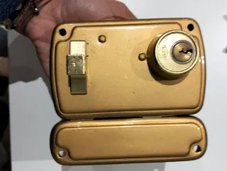 Cerradura UCEM sobreponer 4056B