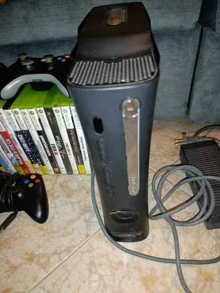 Xbox 360 Nera + 21 Giochi fisici e 3 Controller