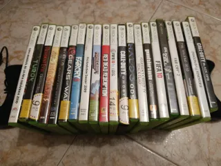 Xbox 360 Nera + 21 Giochi fisici e 3 Controller