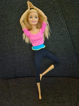Barbie in posa yoga con articolazioni