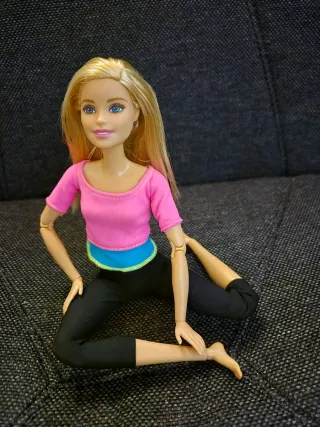 Barbie in posa yoga con articolazioni