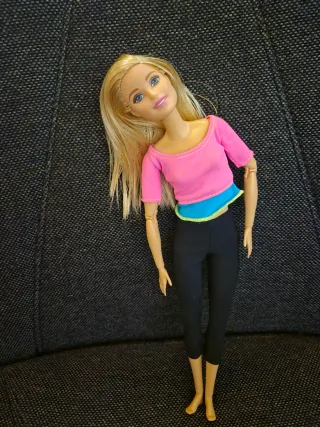 Barbie in posa yoga con articolazioni