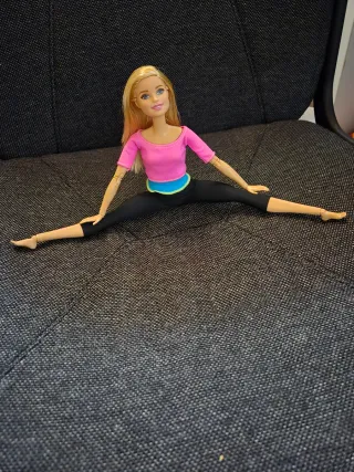 Barbie in posa yoga con articolazioni