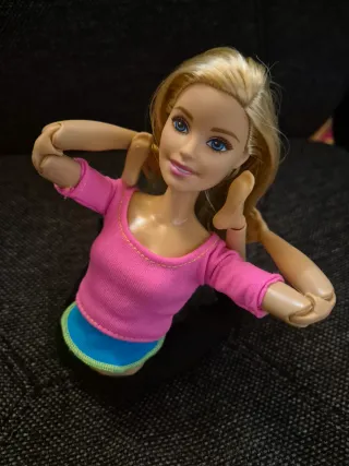 Barbie in posa yoga con articolazioni