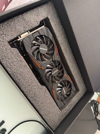 Gigabyte GTX 1080 8GB Caja y Protectores