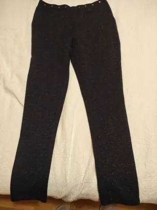 Pantalones negros con brillos y tachuelas.