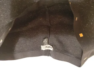 Pantalones negros con brillos y tachuelas.