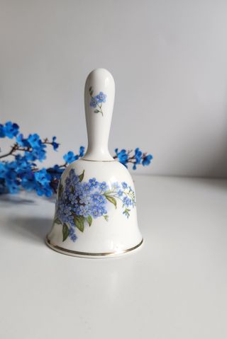 Campana di porcellana con fiori blu