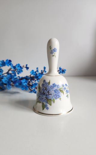 Campana di porcellana con fiori blu