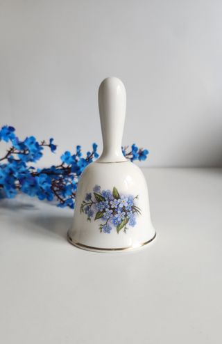 Campana di porcellana con fiori blu