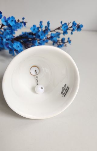 Campana di porcellana con fiori blu