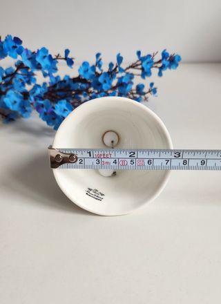 Campana di porcellana con fiori blu