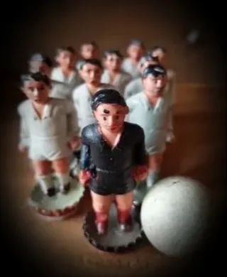 Antiguos muñecos  futbolín con portería bola caja